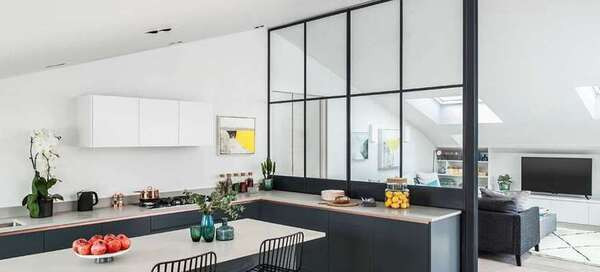 Kị bếp đặt trên, dưới, bên cạnh, đối diện các yếu tố liên quan đến nước: Bếp cách bồn rửa hoặc tủ lạnh dưới 60 cm, bếp kề tường nhà vệ sinh, đối diện với bồn rửa hay tủ lạnh, đặt trên hố ga, hầm cầu hoặc đường ống nước, hoặc nằm dưới bồn chứa nước lạnh trên mái nhà hay dưới nhà vệ sinh ở tầng trên, và bếp có màu đen hoặc xanh da trời là điều không phù hợp với nguyên lý phong thủy do "Thủy khắc Hỏa".