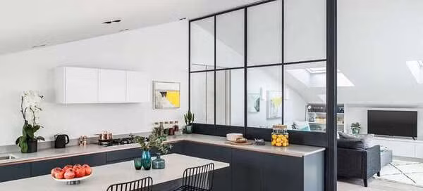 Kị bếp đặt trên, dưới, bên cạnh, đối diện các yếu tố liên quan đến nước: Bếp cách bồn rửa hoặc tủ lạnh dưới 60 cm, bếp kề tường nhà vệ sinh, đối diện với bồn rửa hay tủ lạnh, đặt trên hố ga, hầm cầu hoặc đường ống nước, hoặc nằm dưới bồn chứa nước lạnh trên mái nhà hay dưới nhà vệ sinh ở tầng trên, và bếp có màu đen hoặc xanh da trời là điều không phù hợp với nguyên lý phong thủy do "Thủy khắc Hỏa".