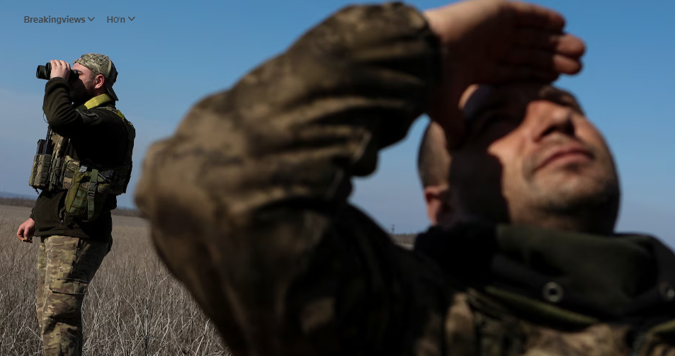 Quân nhân Ukraine thuộc đơn vị phòng không Lữ đoàn cơ giới số 93 đang quan sát bầu trời để phát hiện máy bay và máy bay không người lái của Nga ở khu vực Donetsk, Ukraine, ngày 28/3/2024.