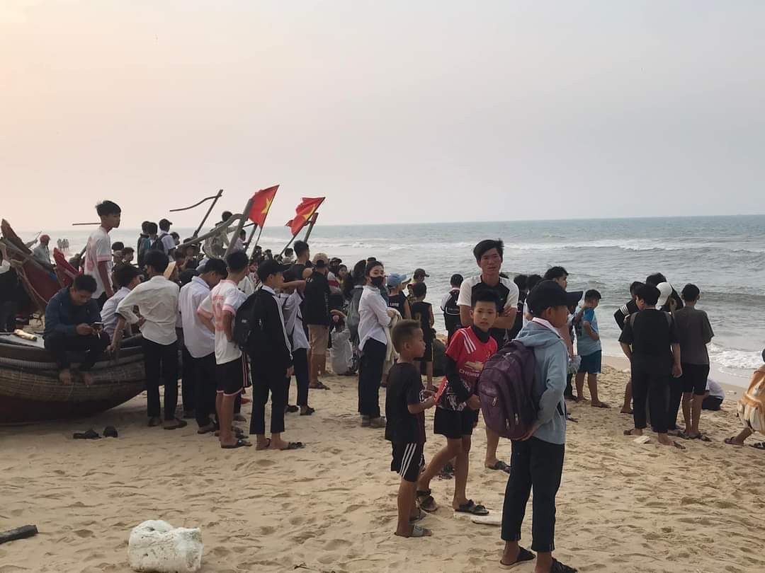 Tắm biển ở Quảng Trị, một học sinh bị sóng cuốn mất tích Tam bien o Quang Tri, mot hoc sinh bi song cuon mat tich