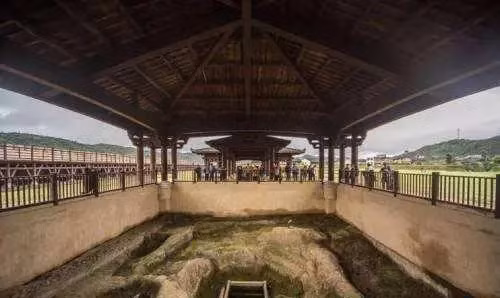 Chay gieng co sau 17m, phat hien kho bau “xau thanh chuoi“-Hinh-2