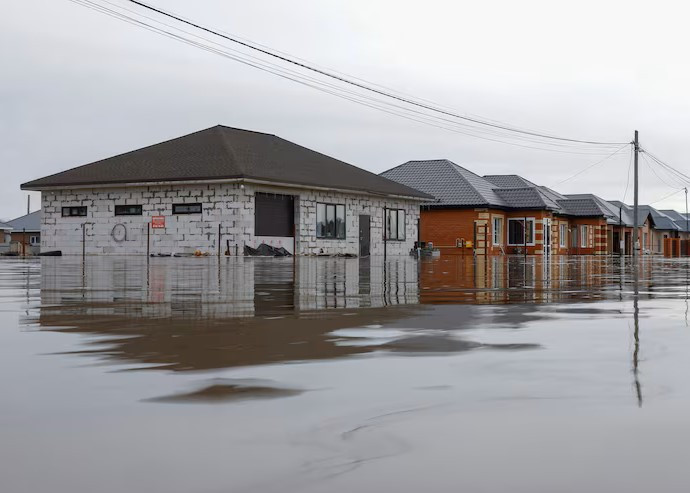 Quang cảnh đường phố ngập trong nước lũ ở khu định cư Ivanovskoye, vùng Orenburg, Nga.