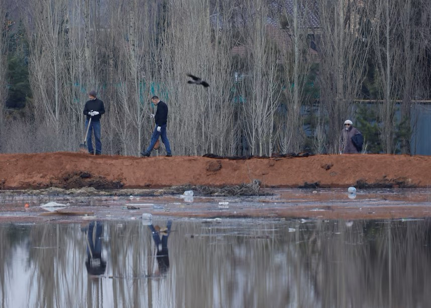 Người dân địa phương gia cố một con đập giữa lũ lụt ở thành phố Orenburg.