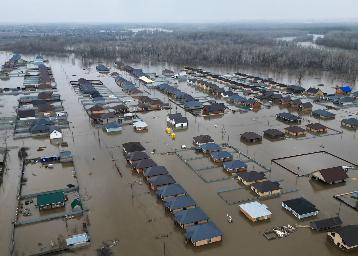Nhiều nhà cửa ngập sâu trong nước lũ.