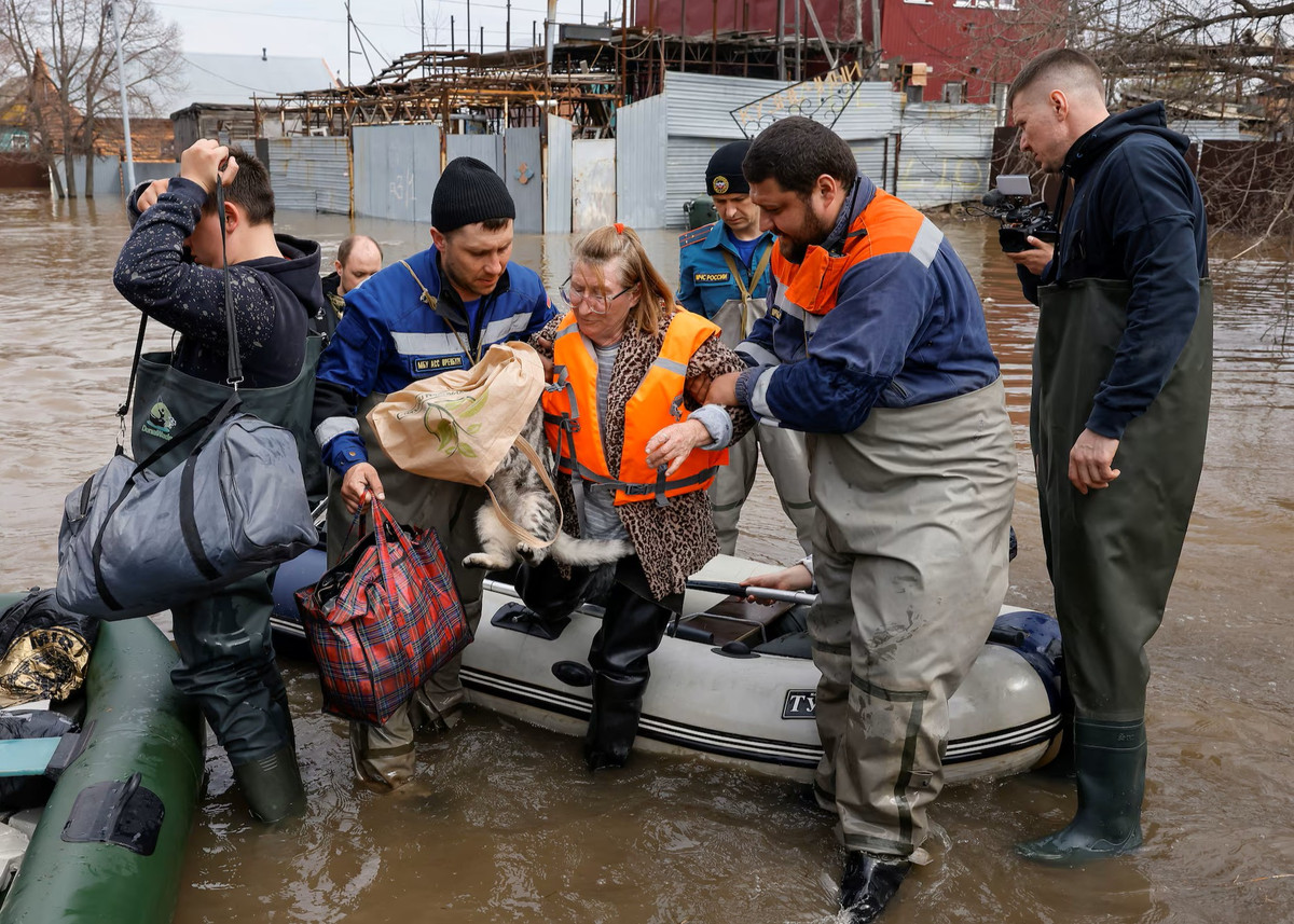 Người dân địa phương Taisia được sơ tán giữa cơn lũ lụt tại thành phố Orenburg, Nga.