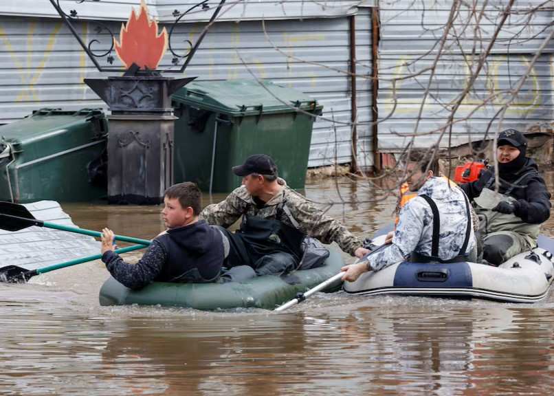 Người dân thành phố Orenburg chèo thuyền bơm hơi trên dòng nước lũ.