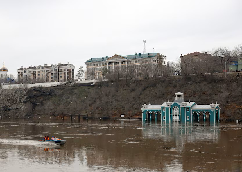 Tòa nhà bị nhấn chìm một phần do mực nước dâng cao ở thành phố Orenburg.