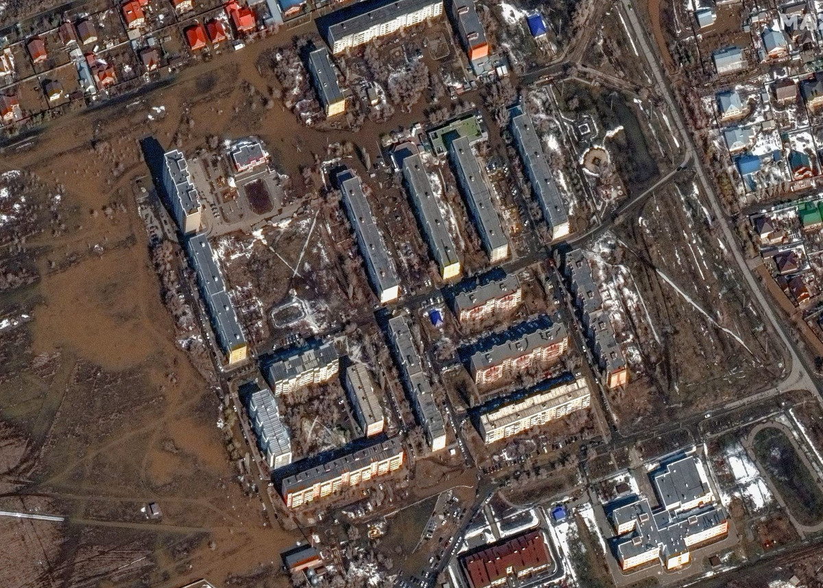 Ảnh vệ tinh cho thấy nước lũ xung quanh một khu chung cư ở Orenburg, Nga, ngày 3/4.