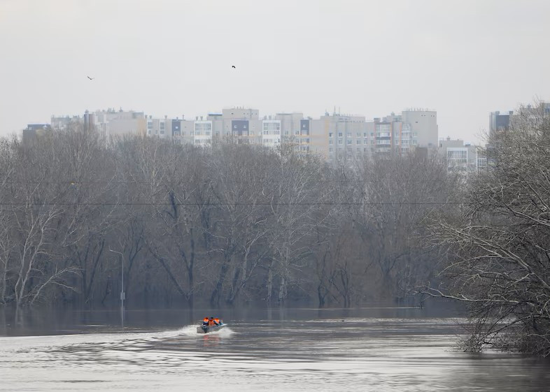 Người dân di chuyển trên thuyền máy giữa mực nước dâng cao ở thành phố Orenburg.
