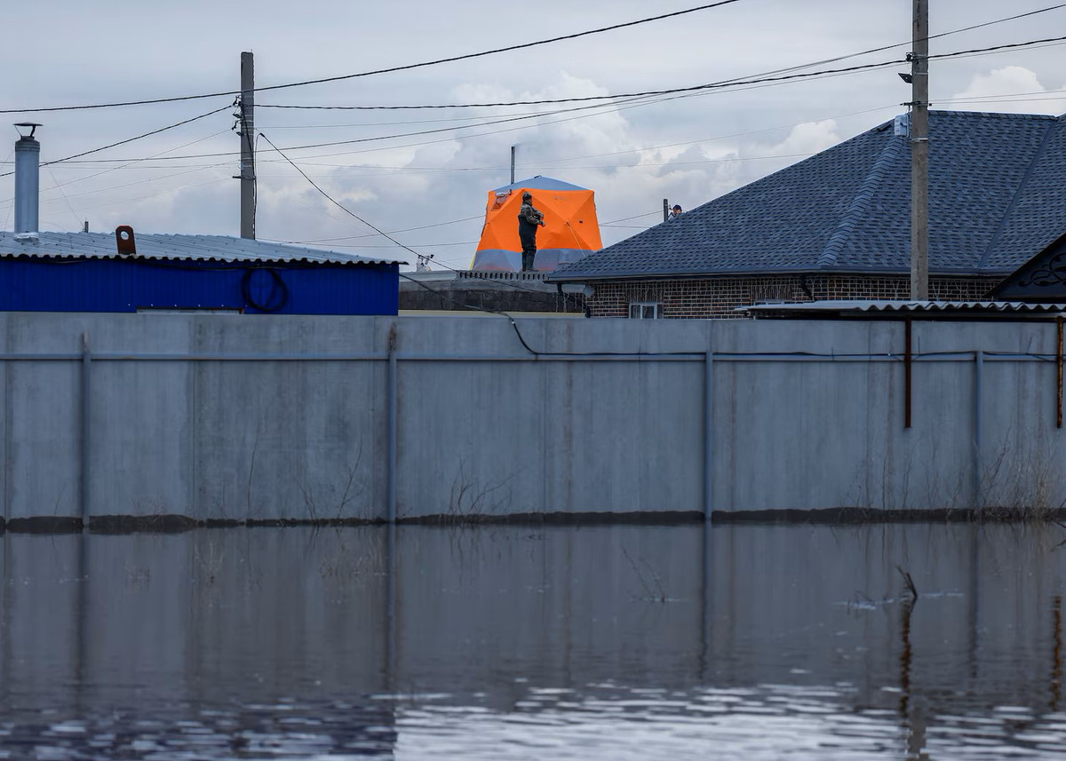 Chiếc lều tạm bợ được đặt trên nóc một ngôi nhà đang xây dở trên con đường bị nước lũ bao vây.