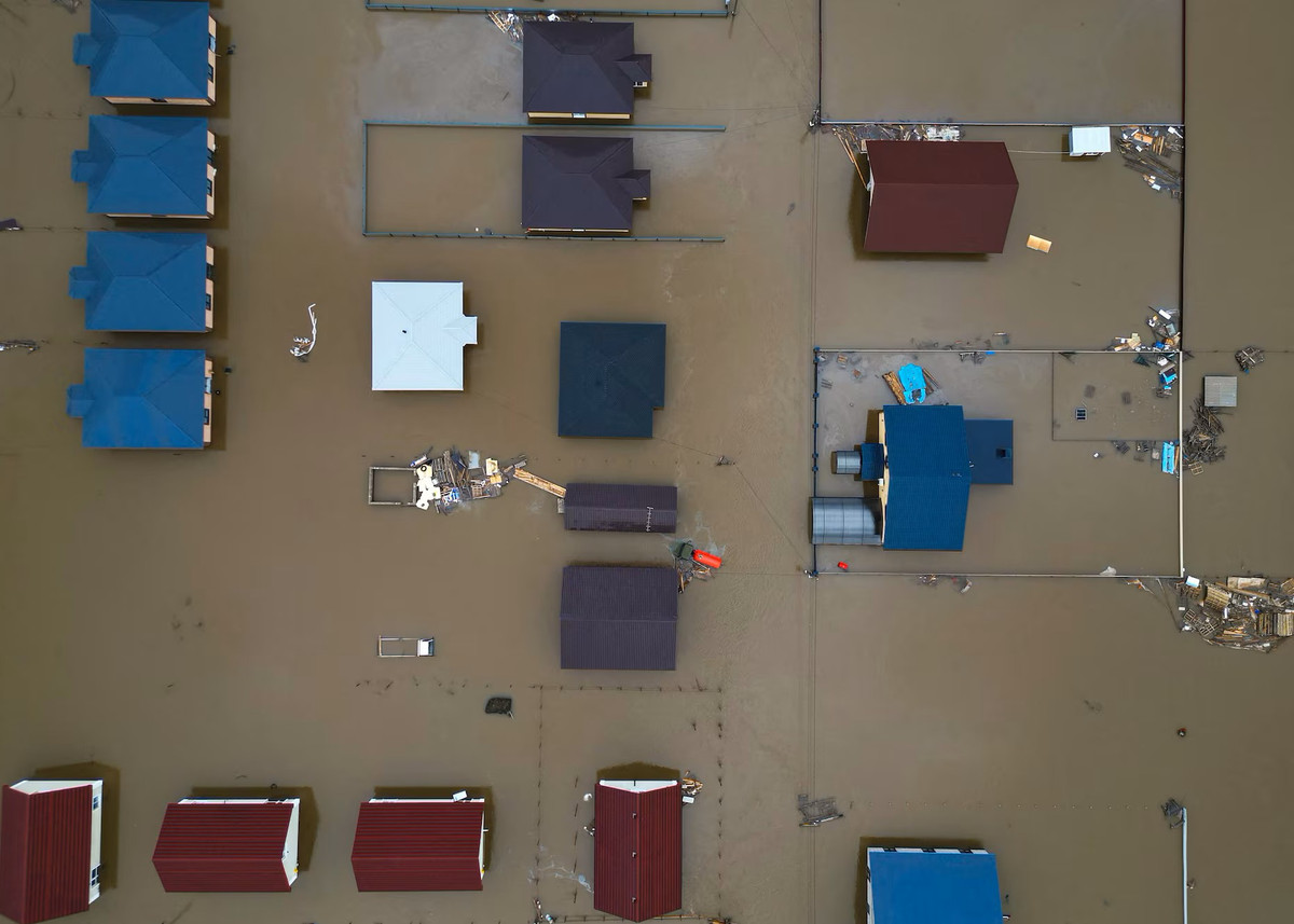 Hình ảnh từ máy bay không người lái cho thấy một khu dân cư bị ngập sâu trong nước lũ ở khu định cư Ivanovskoye, vùng Orenburg, Nga. (Ảnh: Reuters)