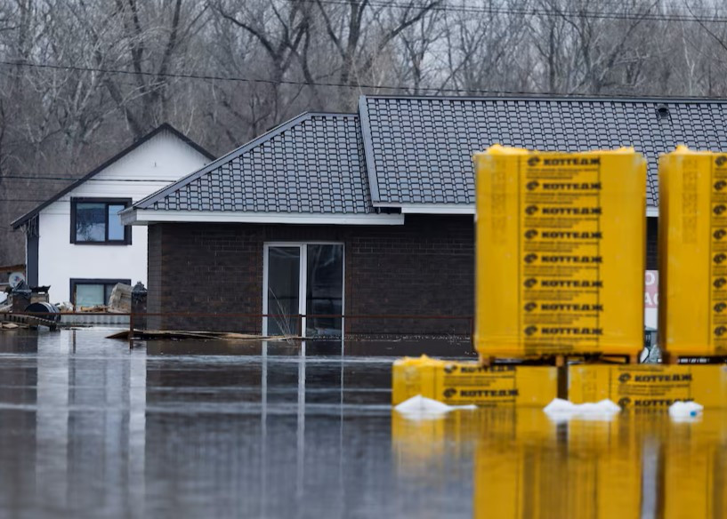 Cận cảnh những ngôi nhà bị ngập ở khu định cư Ivanovskoye.