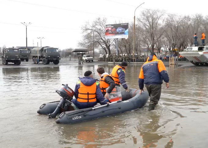 Lực lượng cứu hộ di chuyển thuyền bơm hơi ở Orsk, Nga.