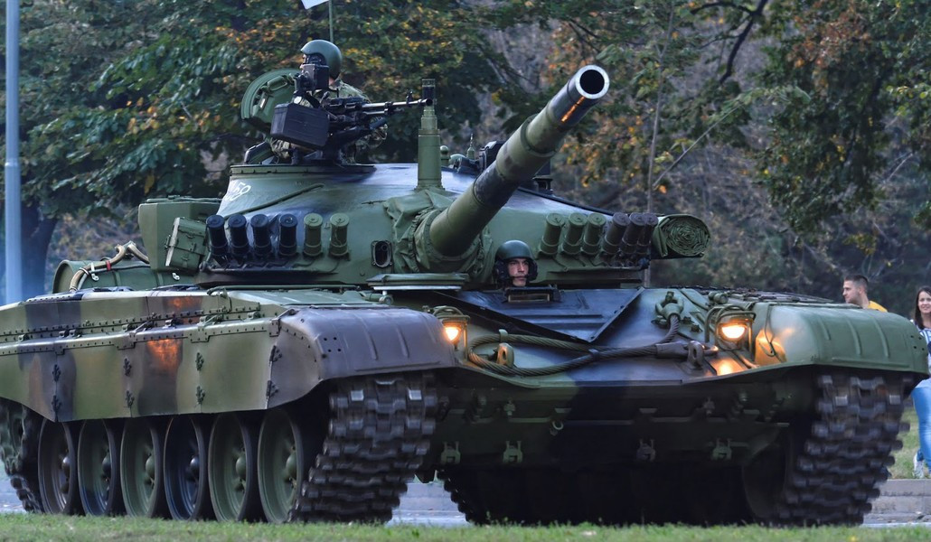 Có 1 kính tiềm vọng loại TNP-160 và 1 chiếc TNPA-65 (kính tiềm vọng phụ trợ), lái xe được trang bị thiết bị quan sát TNPO-168V.