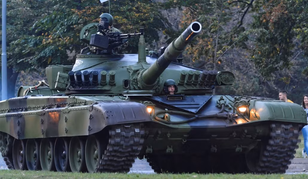 Có 1 kính tiềm vọng loại TNP-160 và 1 chiếc TNPA-65 (kính tiềm vọng phụ trợ), lái xe được trang bị thiết bị quan sát TNPO-168V.