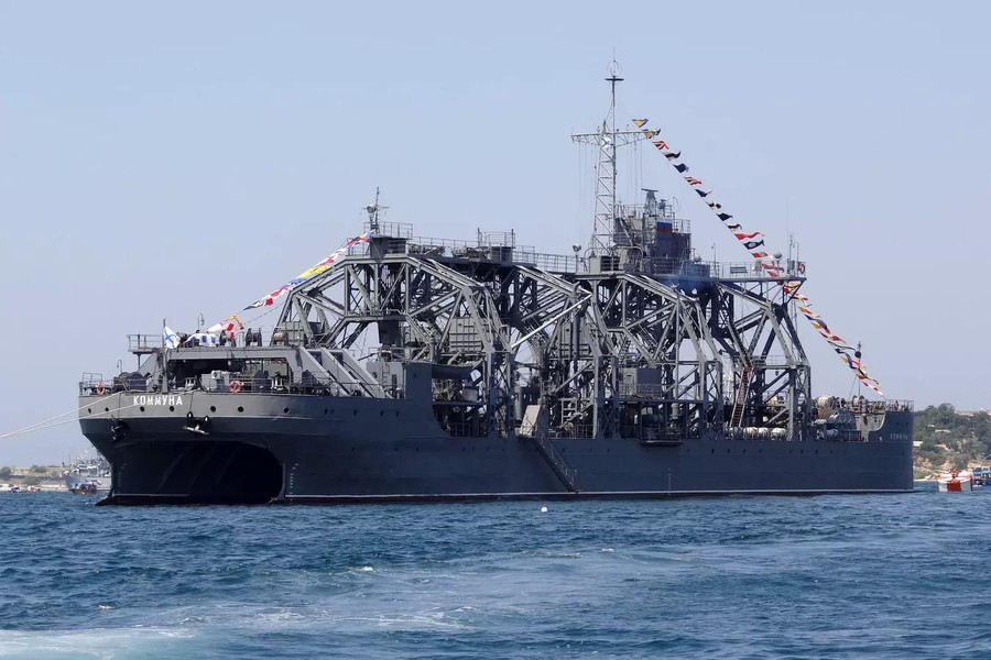 Quan trọng hơn, tính năng trục vớt các vật thể dưới biển sâu của tàu cứu hộ Kommuna là độc nhất đối với Hạm đội Biển Đen, bất chấp việc nó đã được đóng từ năm 1915, đây rõ ràng là thiệt hại lớn đối với Hạm đội Biển Đen.