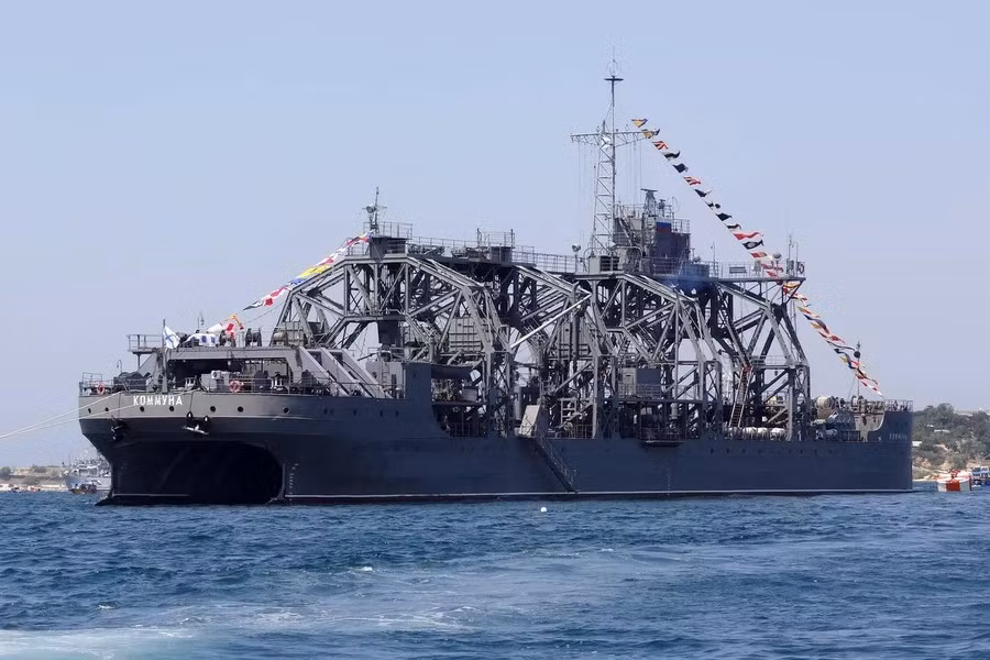 Quan trọng hơn, tính năng trục vớt các vật thể dưới biển sâu của tàu cứu hộ Kommuna là độc nhất đối với Hạm đội Biển Đen, bất chấp việc nó đã được đóng từ năm 1915, đây rõ ràng là thiệt hại lớn đối với Hạm đội Biển Đen.