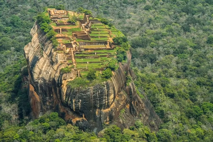 Cung điện nằm ở trung tâm hòn đảo, trên một cao nguyên đá khổng lồ. Cao nguyên đá Sigiriya được hình thành từ magma của ngọn núi lửa đã tắt, cao hơn 200 m so với địa hình của những cánh rừng xung quanh và 370 m so với mực nước biển.