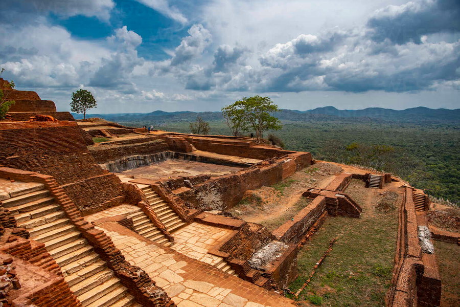Các công trình của Sigiriya hầu hết đã bị hủy hoại, chỉ còn lại hệ thống bậc cấp, hành lang, lối đi, nền móng kiến trúc và các hồ nước.