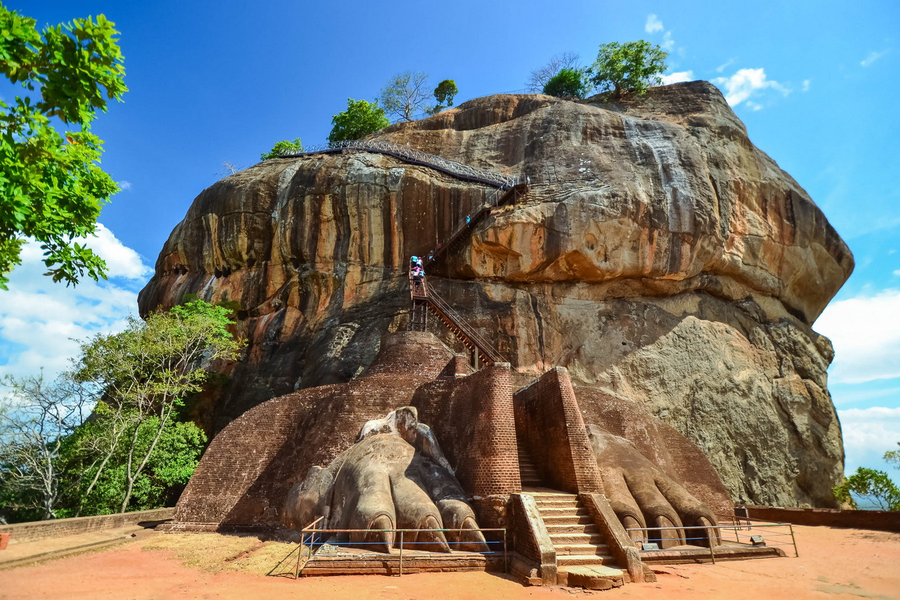 Cổng chính của Sigiriya là một cặp chân sư tử khổng lồ, tạo hình bằng cách tạc vào đá.