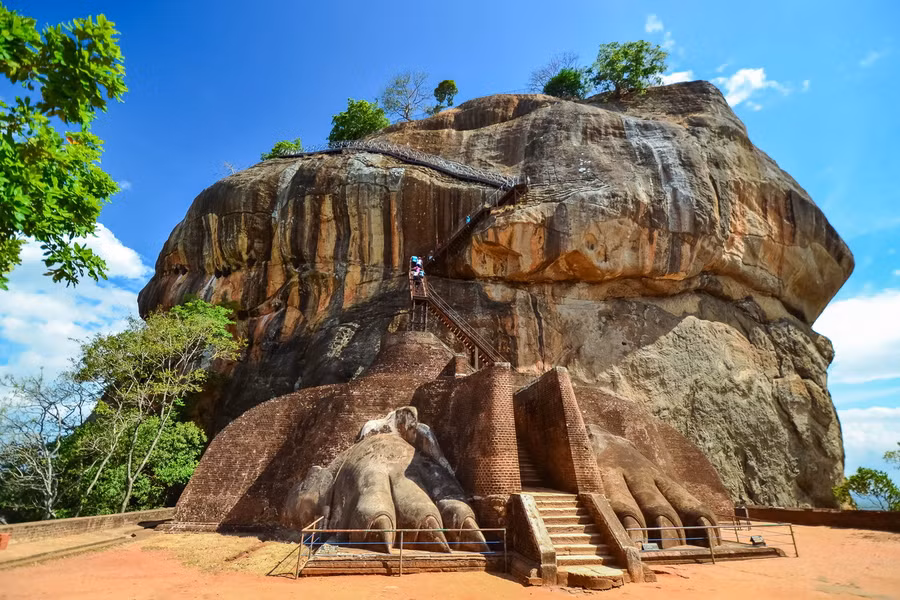 Cổng chính của Sigiriya là một cặp chân sư tử khổng lồ, tạo hình bằng cách tạc vào đá.