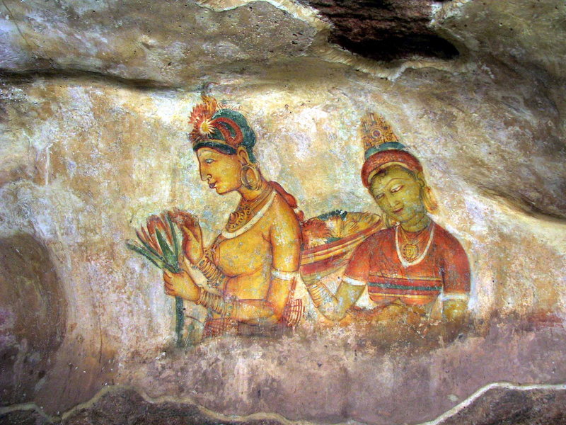 Tường phía tây Sigiriya gần như được bao phủ bởi những bức bích họa dưới triều đại vua Kasyapa. 18 bức bích họa còn tồn tại cho đến ngày nay. Đáng chú ý là một số bích họa cổ mang đặc trưng của văn minh Ấn Độ cổ vẫn được lưu giữ. Dân gian cho rằng đây là hình tượng vợ của nhà vua Kasyapa hoặc cũng có thể là những nữ tư tế.