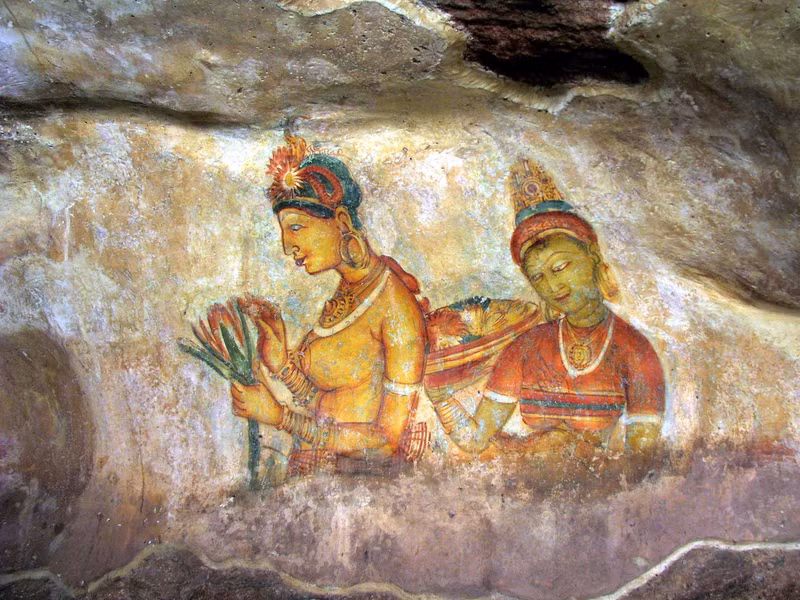 Tường phía tây Sigiriya gần như được bao phủ bởi những bức bích họa dưới triều đại vua Kasyapa. 18 bức bích họa còn tồn tại cho đến ngày nay. Đáng chú ý là một số bích họa cổ mang đặc trưng của văn minh Ấn Độ cổ vẫn được lưu giữ. Dân gian cho rằng đây là hình tượng vợ của nhà vua Kasyapa hoặc cũng có thể là những nữ tư tế.