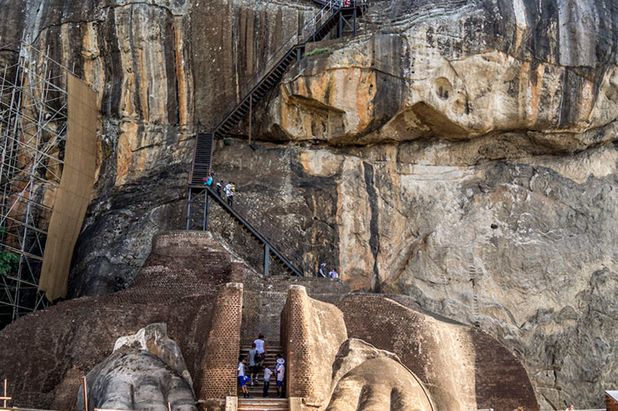 Từ cổng có một hệ thống bậc thang tạc vào đá dẫn lên đỉnh Sigiriya. Để bảo đảm an toàn, một hệ thống cầu thang mới đã được xây dựng trong những thập niên gần đây để phục vụ nhu cầu tham quan và nghiên cứu.