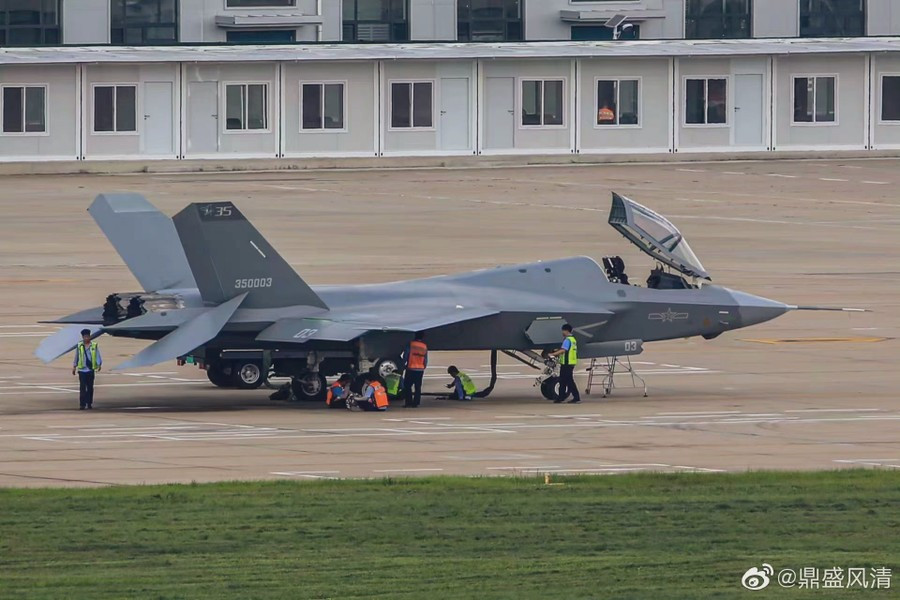 Ông Lewis cũng lưu ý rằng tốc độ công bố của J-35 (Mach 2,2) cao hơn rất nhiều so với F-35C (Mach 1,5), có lẽ chỉ vì Trung Quốc "lợi dụng sơ hở" trong tính toán công suất nhiên liệu, tải trọng... khi thử nghiệm máy bay chiến đấu của mình ở tốc độ tối đa.