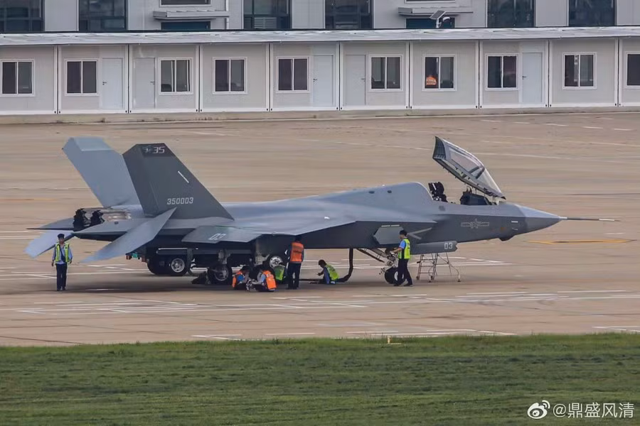 Ông Lewis cũng lưu ý rằng tốc độ công bố của J-35 (Mach 2,2) cao hơn rất nhiều so với F-35C (Mach 1,5), có lẽ chỉ vì Trung Quốc "lợi dụng sơ hở" trong tính toán công suất nhiên liệu, tải trọng... khi thử nghiệm máy bay chiến đấu của mình ở tốc độ tối đa.