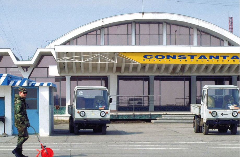 Địa điểm nói trên sẽ được trang bị đường băng, nhà chứa máy bay, cơ sở lưu trữ và bố trí vũ khí, nhiên liệu, chất bôi trơn, thiết bị mô phỏng, cũng như trường học, nhà trẻ, cửa hàng và bệnh viện...