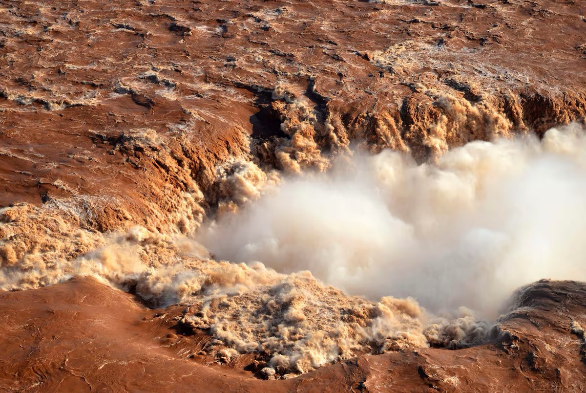 Thác Iguazu ở tỉnh Misiones phía tây bắc Argentina xuất hiện lớp bọt trắng xóa, dày đặc. 