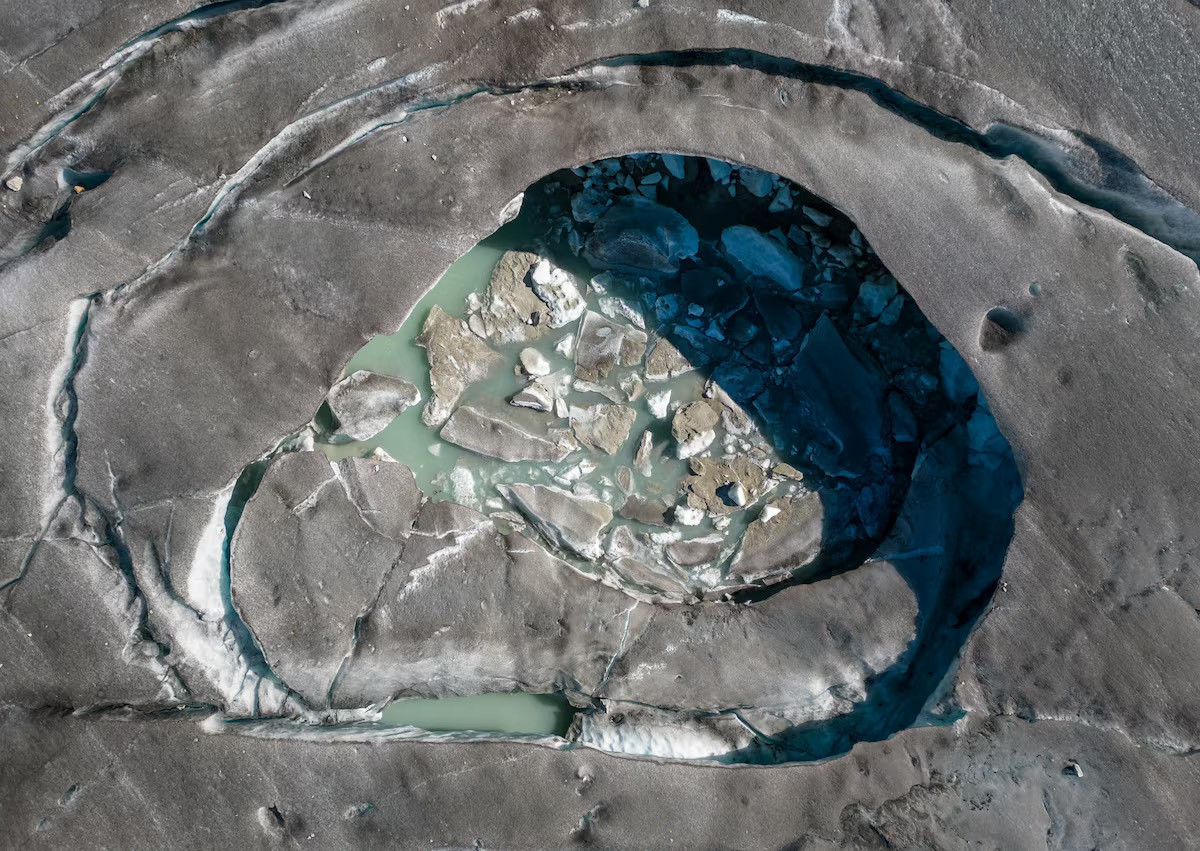 Một phần của dòng sông băng vĩnh cửu Rhone ở Obergoms, Thụy Sĩ, sụp xuống do tác động của biến đổi khí hậu. Ảnh: Reuters.