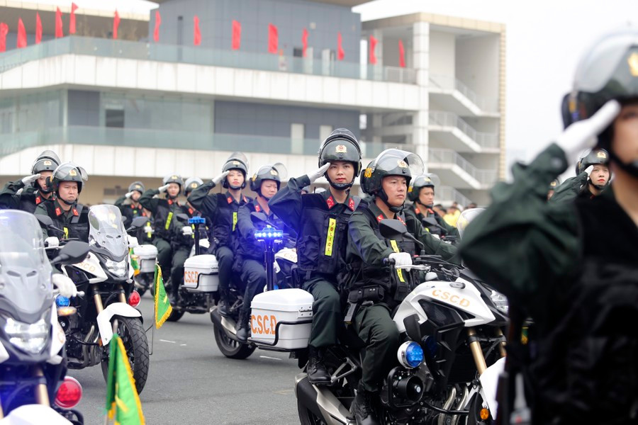 Cùng trang thiết bị hiện đại, lực lượng Cảnh sát cơ động là "quả đấm thép" trên mặt trận phòng chống tội phạm. 