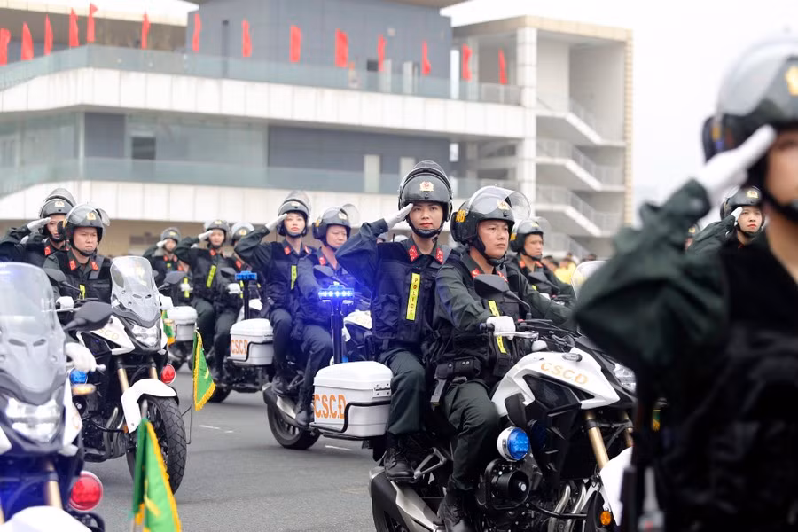 Cùng trang thiết bị hiện đại, lực lượng Cảnh sát cơ động là "quả đấm thép" trên mặt trận phòng chống tội phạm. 