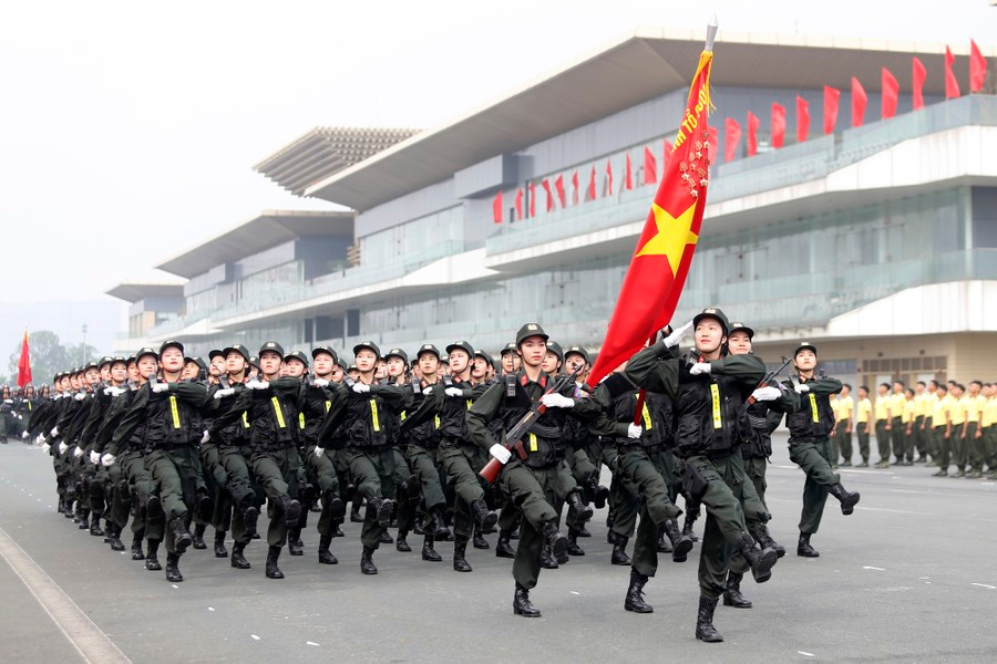 Hình ảnh khối nữ Cảnh sát cơ động hùng dũng diễu qua lễ đài.