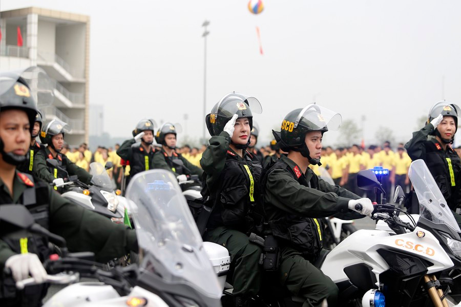 Lực lượng diễu binh, diễu hành trong Lễ kỷ niệm trọng thể hôm nay với khí thế hào hùng, thể hiện niềm vinh dự, tự hào, lớn mạnh của lực lượng Cảnh sát cơ động. 