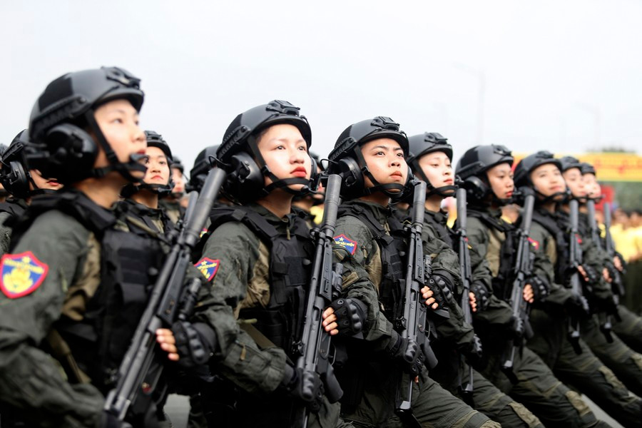 Gương mặt trang nghiêm, động tác đều, mạnh mẽ, thống nhất. 