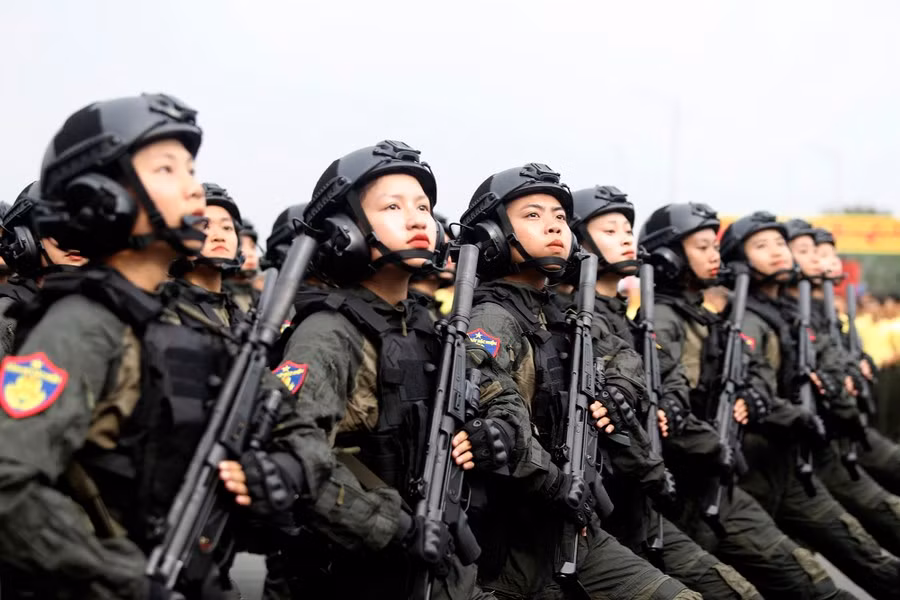 Gương mặt trang nghiêm, động tác đều, mạnh mẽ, thống nhất. 