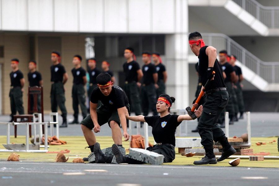 Nữ Cảnh sát đặc nhiệm vận khí công để đồng đội dùng búa tạ đập đá trên hai chân. 