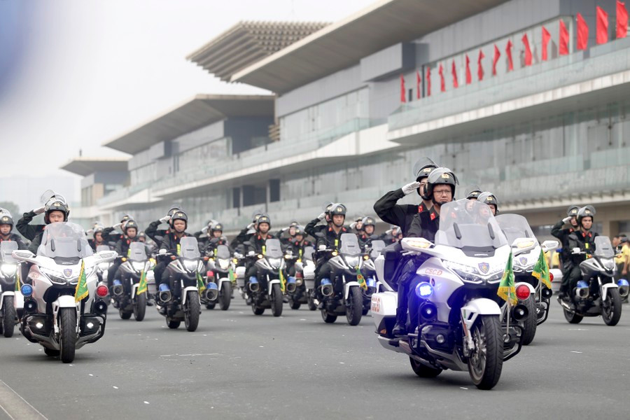 Khối mô tô tiến qua lễ đài vô cùng đẹp mắt. 