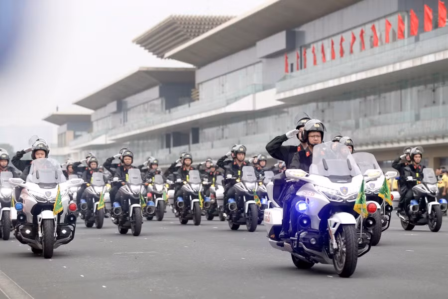 Khối mô tô tiến qua lễ đài vô cùng đẹp mắt. 