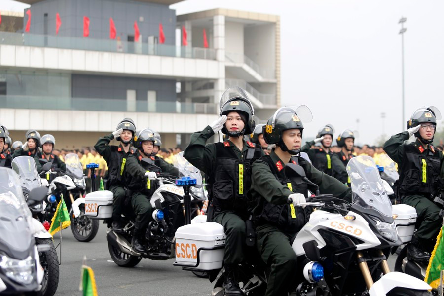 Màn diễu binh đẹp mắt, ấn tượng của khối mô tô khi các nữ chiến sĩ phía sau. 