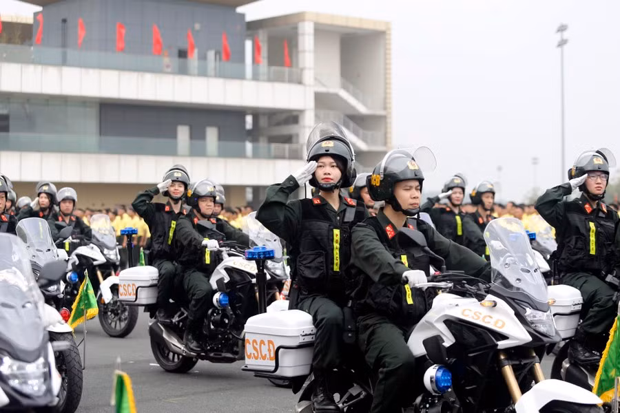 Màn diễu binh đẹp mắt, ấn tượng của khối mô tô khi các nữ chiến sĩ phía sau. 