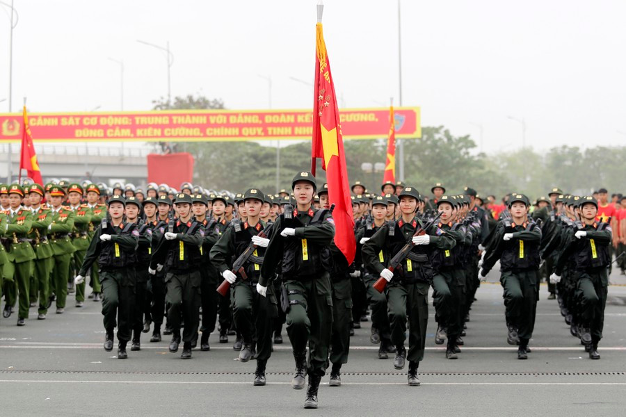 Khối nữ Cảnh sát cơ động nổi bật tại lễ kỷ niệm. 