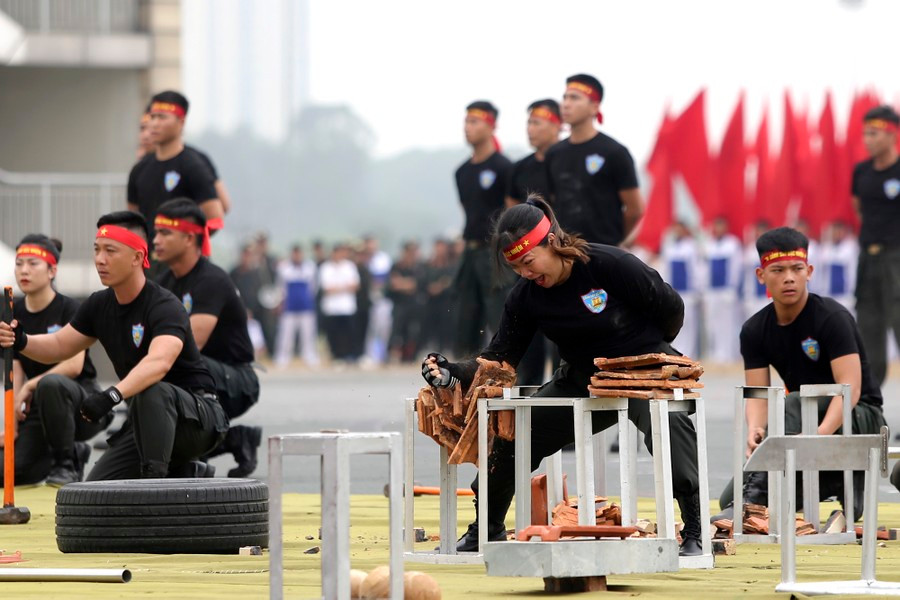 Để thực hiện được động tác khó, nguy hiểm là cả quá trình khổ luyện với phương pháp đặc biệt và chương trình rèn luyện nghiêm túc, kỷ luật của lực lượng Cảnh sát đặc nhiệm.