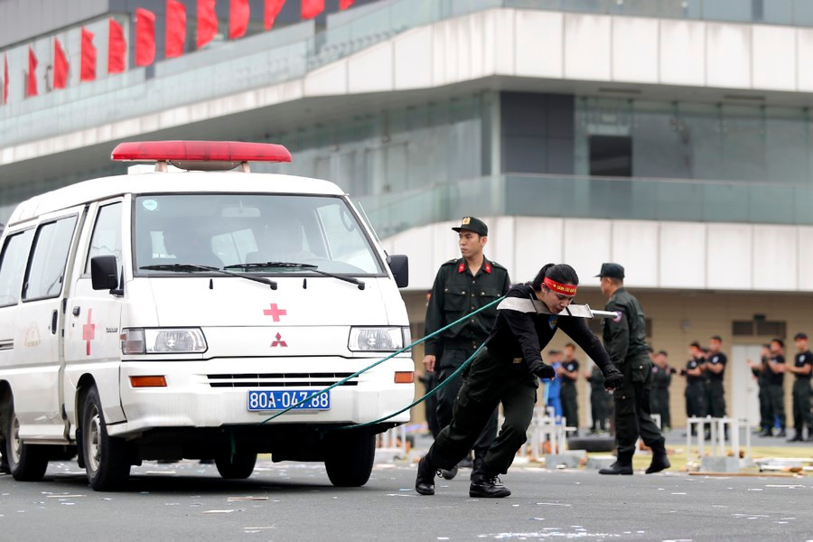 Màn biểu diễn của nữ đặc nhiệm khiến người xem thót tim khi kề đao vào cổ và kéo ô tô di chuyển. 