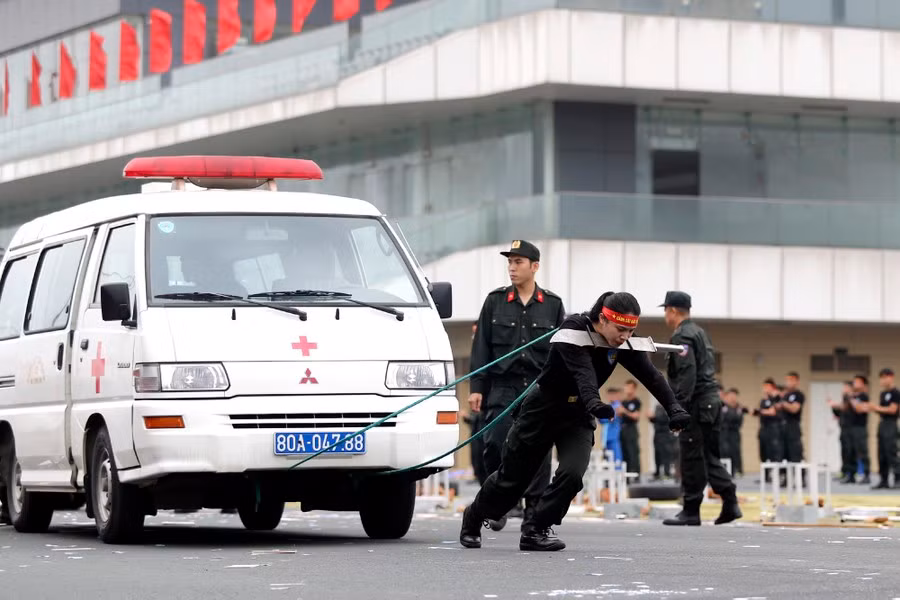 Màn biểu diễn của nữ đặc nhiệm khiến người xem thót tim khi kề đao vào cổ và kéo ô tô di chuyển. 