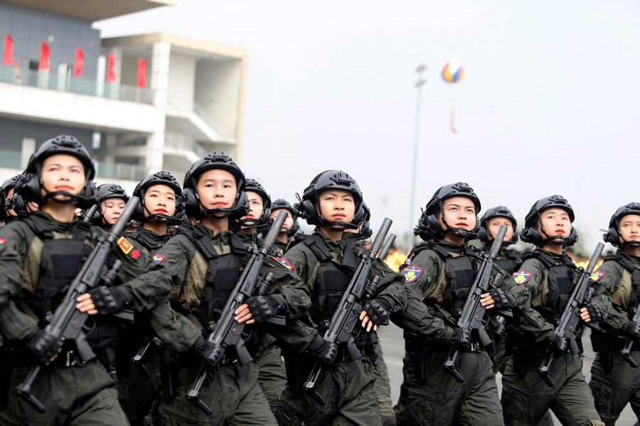 Những "bóng hồng" của khối nữ Cảnh sát đặc nhiệm gây ấn tượng với trang thiết bị vũ khí hiện đại. 