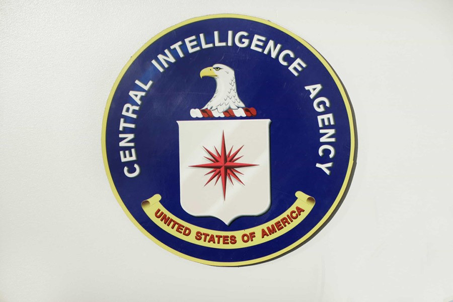 Một chương trình bí mật khét tiếng khác là MKUltra, do CIA thực hiện, liên quan đến các thí nghiệm bất hợp pháp trên người. Chương trình chủ yếu khám phá tác động của ma túy và thôi miên.